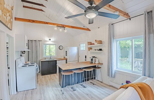 Central Frontenac Ski Chalet | Blue Heron- Bright 2 Bedroom Cottage