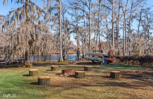 Uncertain House | Blue Heron Cabin Waterfront With Canoes