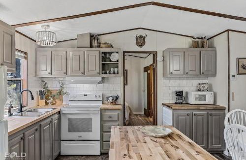 Uncertain House | Blue Heron Cabin Waterfront With Canoes