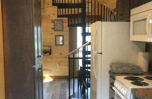 Guild Cabin | blue heron · NO SUNDAY CHECK INS, TREEHOUSE, HOT TUB, GATED