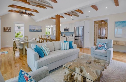 Downtown House | **BLUE HERON'S HIDEOUT @ OLD TOWN** Newly Renovated Home & Pool + LAST KEY SERVI