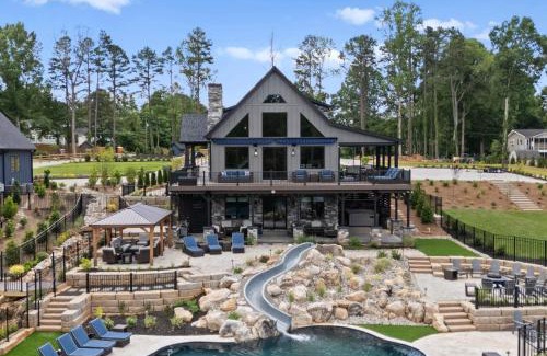 Lake Norman of Catawba House | Blue Heron Gray Fox by AvantStay 2 Lakefront Homes Sleeps 44 Pool Dock Theater
