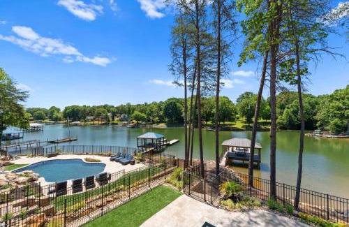 Lake Norman of Catawba House | Blue Heron Gray Fox by AvantStay 2 Lakefront Homes Sleeps 44 Pool Dock Theater