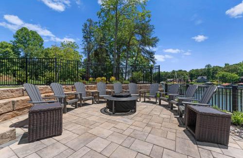 Lake Norman of Catawba House | Blue Heron Gray Fox by AvantStay 2 Lakefront Homes Sleeps 44 Pool Dock Theater