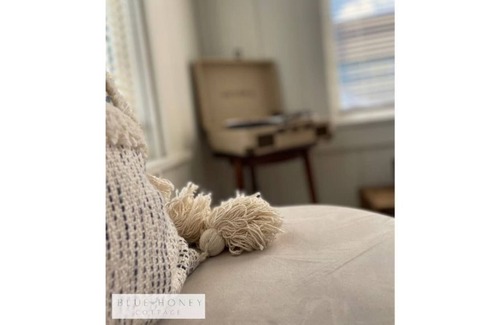 Lakeside House | Blue Honey Lakeside Cottage (No Cleaning Fees)