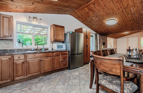 Lion's Head Cottage | Blue Horizon: Sauna Retreat near Bay!