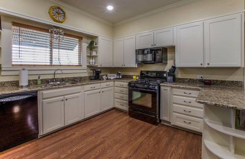 Lacy-Lakeview House | Blue House Bungalow,10 mins to Baylor and downtown Waco. Pet friendly!