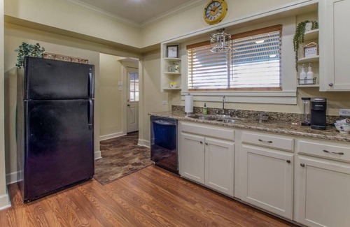 Lacy-Lakeview House | Blue House Bungalow,10 mins to Baylor and downtown Waco. Pet friendly!