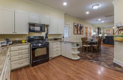Lacy-Lakeview House | Blue House Bungalow,10 mins to Baylor and downtown Waco. Pet friendly!