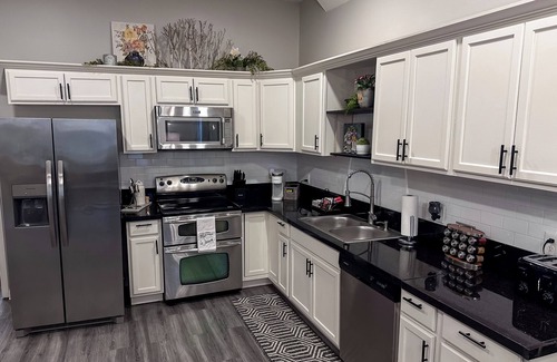 Blue Springs House | Blue House - Cozy 3 Bedroom, King Bed, Rotary Park