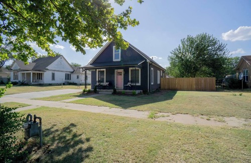 Woodward House | Blue house on 5th! Arcade room, fire pit, privacy fenced yard, and more!