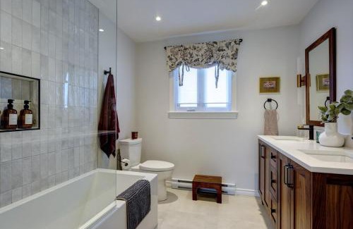 Mont-St-Hilaire Apartment | Blue House on the River