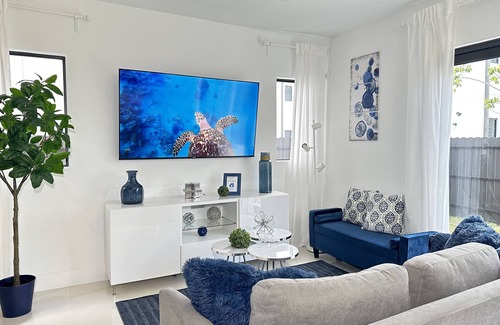Florida City House | Blue House-Sleep 11 people-Game Room-The Keys-Everglades-Miami-Biscayne Nat Park
