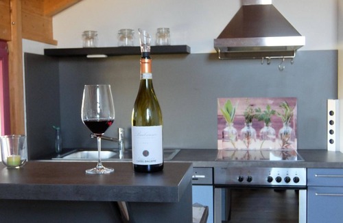 Hetzerath Apartment | Blue house - Une maison bleue - 2-bed vacation apartment shower/WC, up to 4 pers.