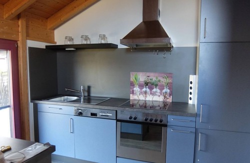 Hetzerath Apartment | Blue house - Une maison bleue - 2-bed vacation apartment shower/WC, up to 4 pers.