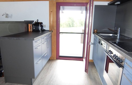 Hetzerath Apartment | Blue house - Une maison bleue - 2-bed vacation apartment shower/WC, up to 4 pers.
