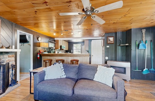 Rhinelander Cabin | Blue Jay Cabin | Lakefront cabin in Rhinelander with dock & row boat