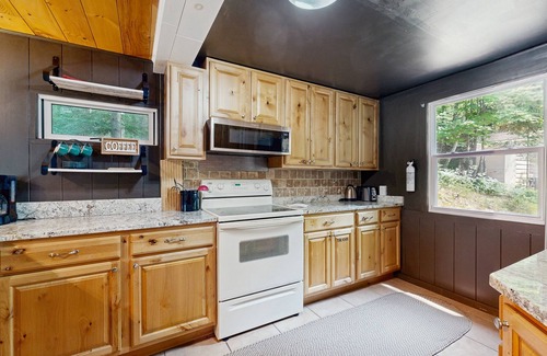 Rhinelander Cabin | Blue Jay Cabin | Lakefront cabin in Rhinelander with dock & row boat