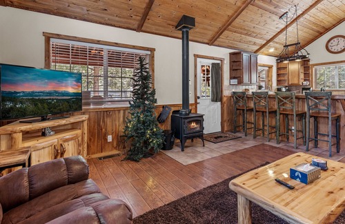 Big Bear Lake Cabin | Blue Jay Chalet - Modern, Hot Tub, Deck, Barbecue