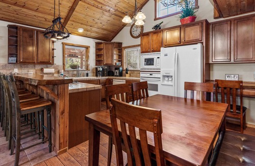 Big Bear Lake Cabin | Blue Jay Chalet - Modern, Hot Tub, Deck, Barbecue