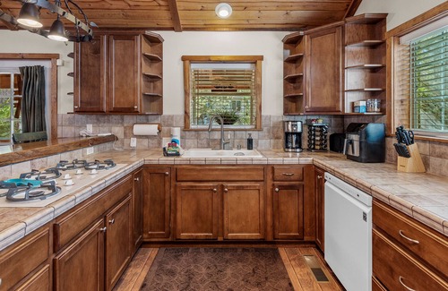 Big Bear Lake Cabin | Blue Jay Chalet - Modern, Hot Tub, Deck, Barbecue