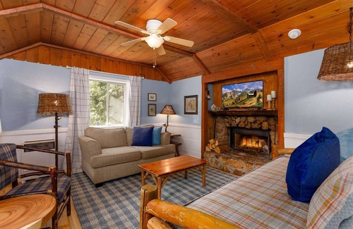 Twin Peaks Hotel | Blue Jay - One-Bedroom | One Bed + Day Bed | ¾ Bathroom | Sleeps Four