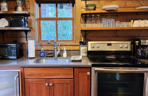 Cheshire Cabin | Blue Jay’s Perch | Cabin w/Loft + Jetted Tub + Biltmore Pass