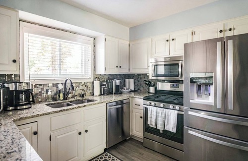 Cassopolis House | Blue Lagoon Lakehouse Deck Dock Grill