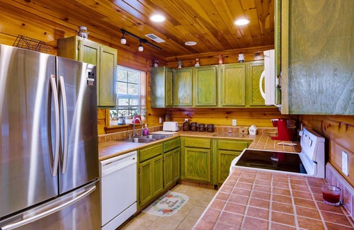 Rising Fawn Cabin | Blue Lake Cozy Cabin, situated on 3 acres, 5 min walk to lake! Mountain views!