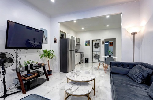 Plateau Mont Royal Apartment | Blue Lounge - Lafontaine Park - Downtown
