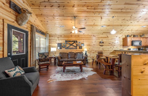 Pigeon Forge Cabin | Blue Mist - Cozy Family Cabin - Close to all attractions!
