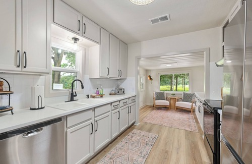 Wellborn Cottage | Blue Moon - Cozy Country Cottage - Just Minutes From Texas A&M!