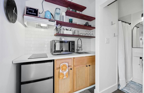 Fredericksburg House | Blue Moon-pet friendly tiny home!