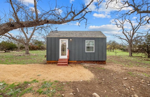 Fredericksburg House | Blue Moon-pet friendly tiny home!