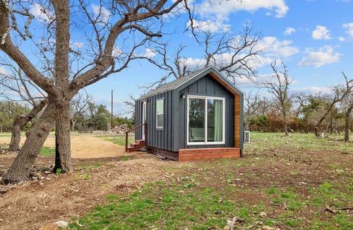 Fredericksburg House | Blue Moon-pet friendly tiny home!