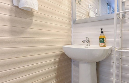 Bajos del Toro Hotel | Blue Morpho Lodge