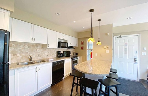 Craigleith Condo | Blue Mounain Suites - Ski In/Ski Out, Linens, Wifi