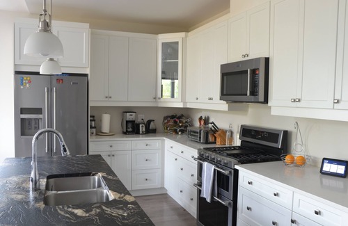 The Blue Mountains House | Blue Mountains Ski Chalet, Hot Tub, 4BR+Office, Walk to Village