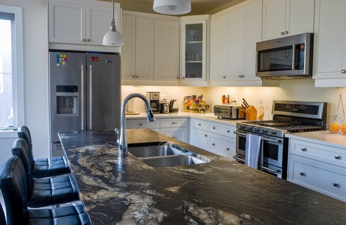 The Blue Mountains House | Blue Mountains Ski Chalet, Hot Tub, 4BR+Office, Walk to Village