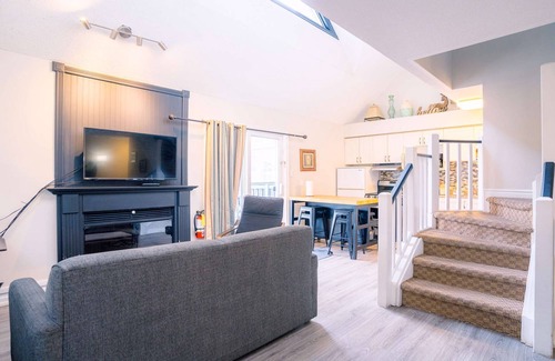 Craigleith Condo | Blue Mountain, Collingwood Loft Condo, Sleeps 4