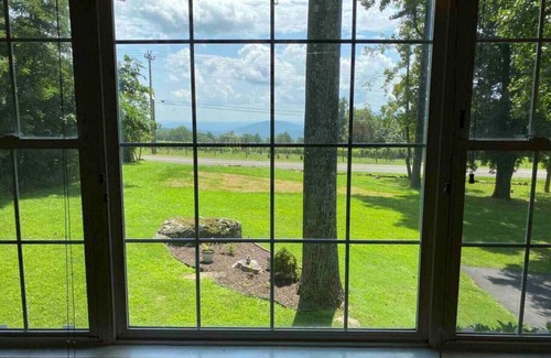 Linden House | Blue Mountain Getaway: Hot tub, Winery, Game Room