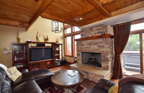 Craigleith Ski Chalet | Blue Mountain-Luxurious BlueSki George Chalet, Hot Tub, Pool, Gas Fireplace