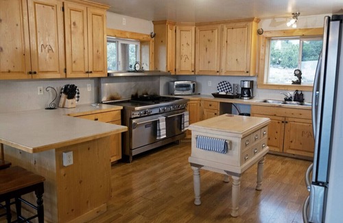 Newcastle House | Blue Mountain Ranch: 7 Bedrooms, Sleeps 20
