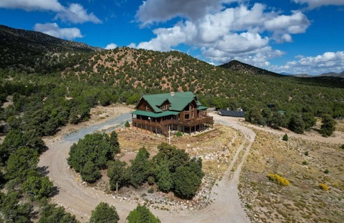 Newcastle House | Blue Mountain Ranch: 7 Bedrooms, Sleeps 20