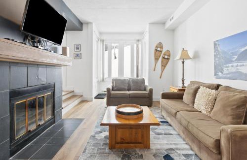 The Blue Mountains House | Blue Mountain Ski In Ski Out Resort Condo 2 Level