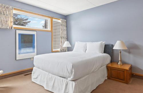 The Blue Mountains House | Blue Mountain Ski In Ski Out Resort Condo 2 Level