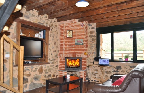 Benllera Cottage | BLUE NEST RURAL SUITE II WITH PRIVATE JACUZZI XXL, 27 KMS. DE LEÓN, COUPLES