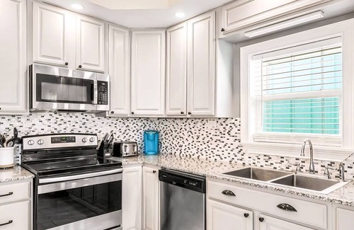 Holiday Beach House | Blue Oasis Private Home | 4 Bedrooms Sleeps 9 | Short Walk to the Beach