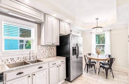 Holiday Beach House | Blue Oasis Private Home | 4 Bedrooms Sleeps 9 | Short Walk to the Beach