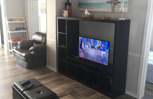 Port Stanley Cottage | Blue on William - only a minute walk to the beach!
